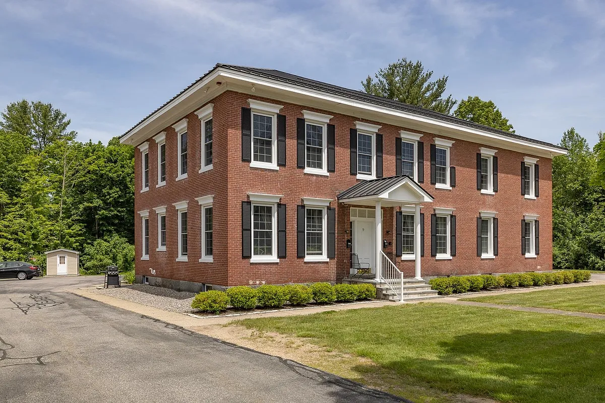 Photo 1 of 16 - 9 Forest St #2 - Exeter, NH Primary Photo - 9 Forest St #2