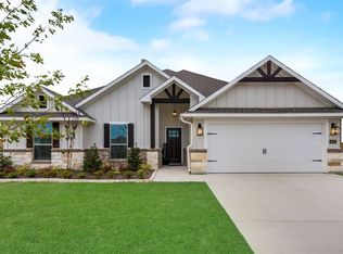 101 Maverick Ln, Pilot Point, TX 76258