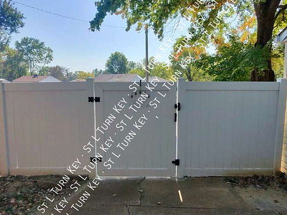 3rd image of 2575 Hawthorne Manor Dr