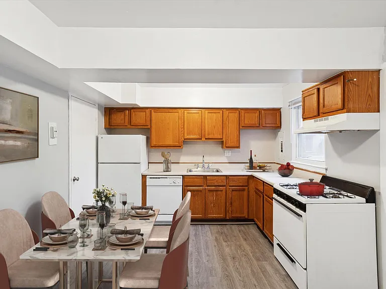 Village Grove Apartments — Photo 16