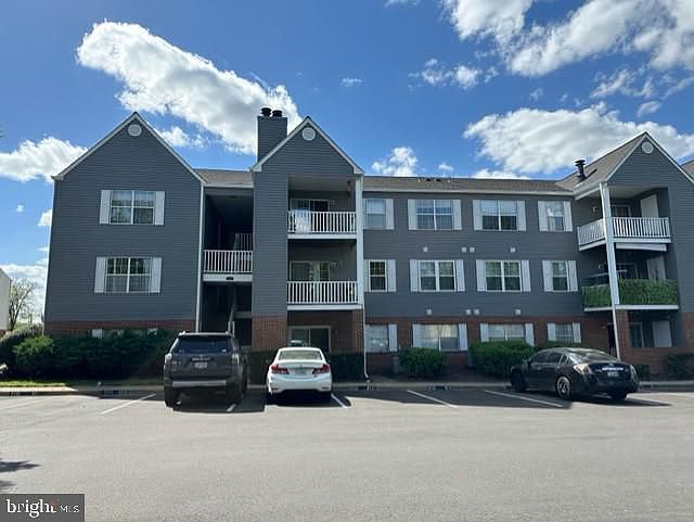 1st image of 200 Grosvenor Ln APT 201