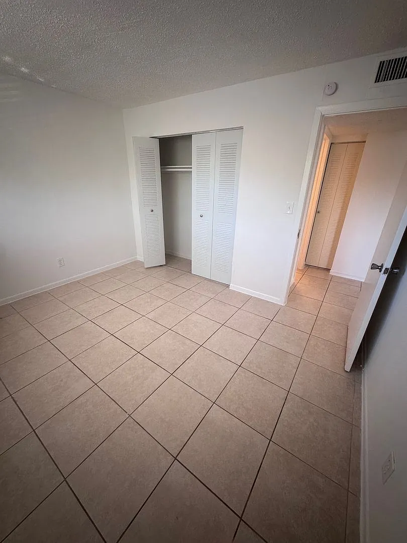 5875 SW 41 St — Photo 3