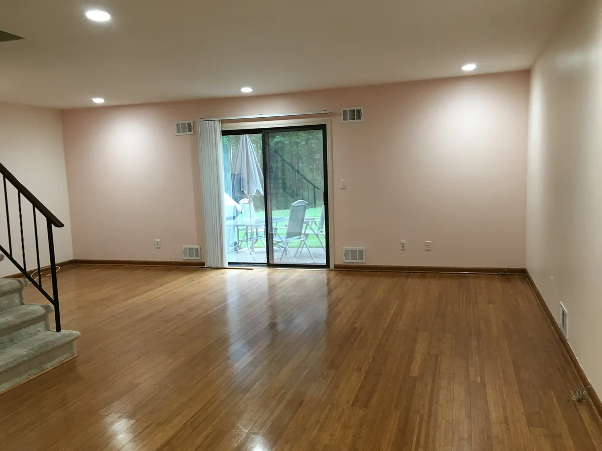 Building Photo - 6 Palm Ct #6