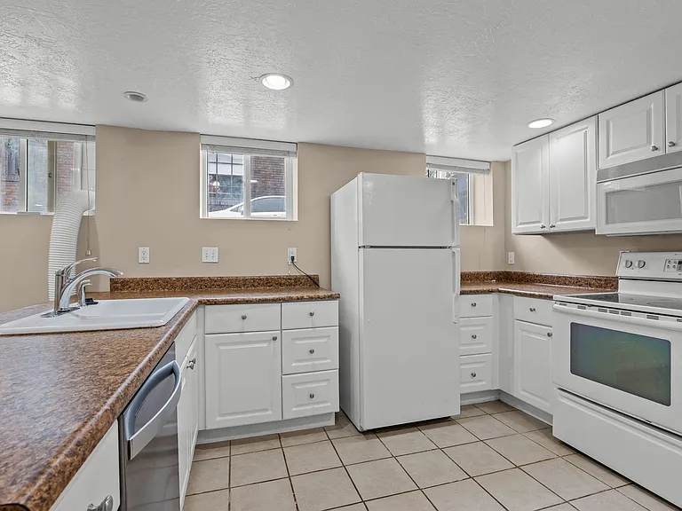 137 E 600 N — Photo 40