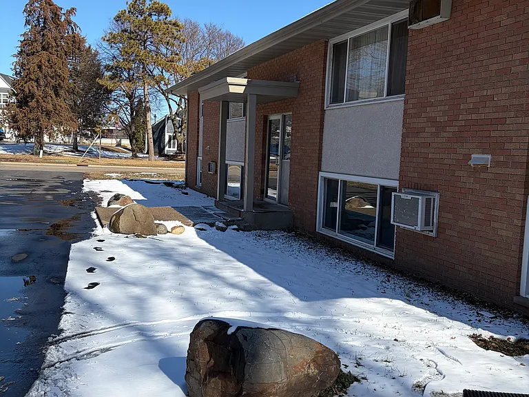 322 Dean Ave E — Photo 3