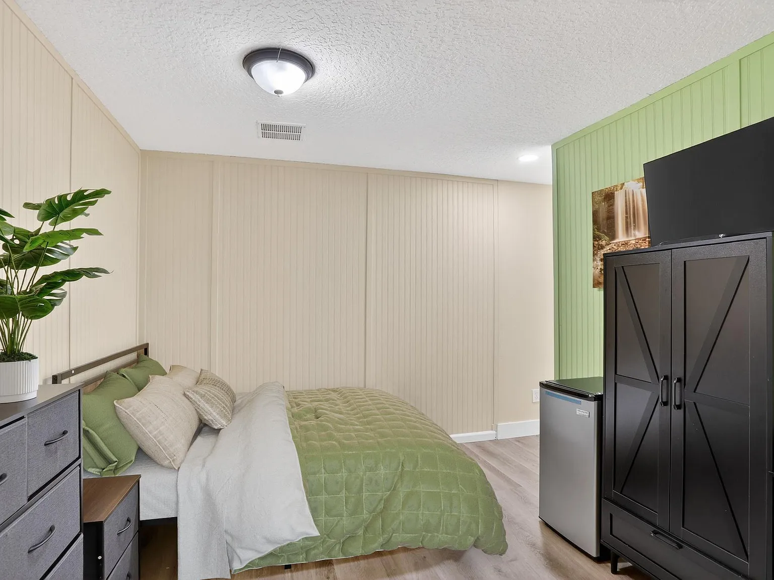 4 bed, 3.0 bath, 2244 sqft, $888 — Photo 1