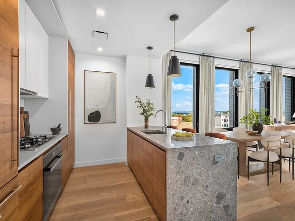 21-21 31st St #5A, Astoria, NY 11105