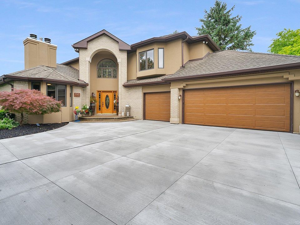 1st image of 700 Lakes Edge Dr