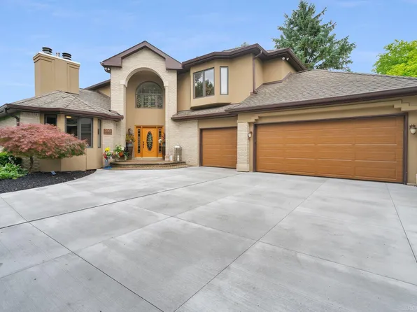 700 Lakes Edge Dr, Oxford, MI 48371