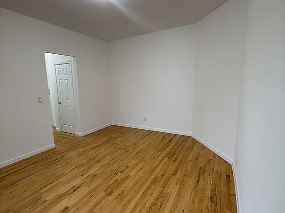 4th image of 650 Melrose Ave Frnt 1