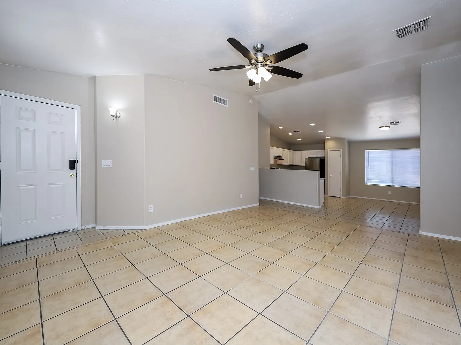 Tucson, AZ - Single-Family - $2,095.00 Available June 2024 — Photo 4