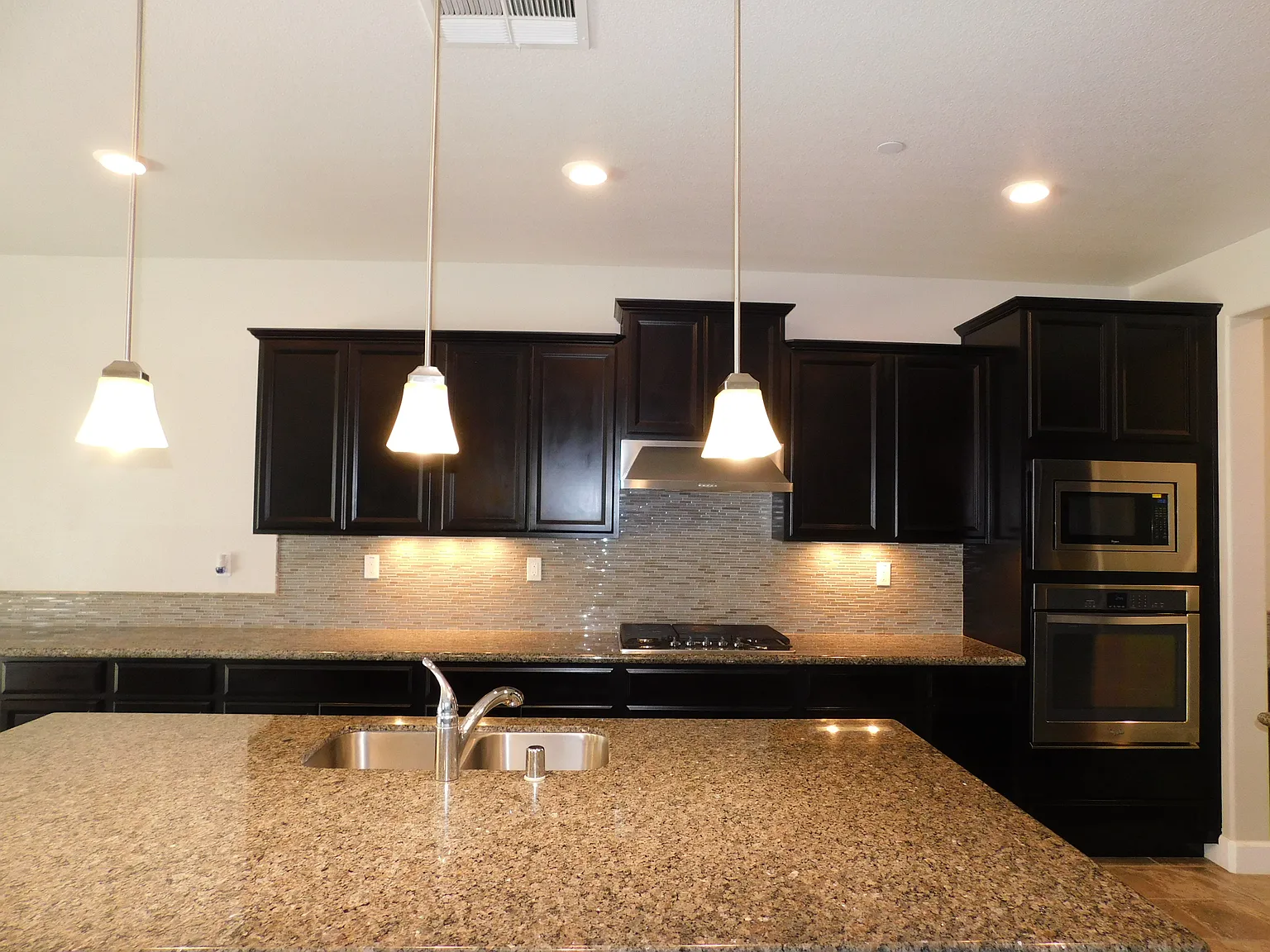 5 bed, 3743 sqft, $3,650 — Photo 2