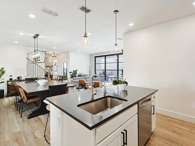 2420 Elm Pl — Photo 11