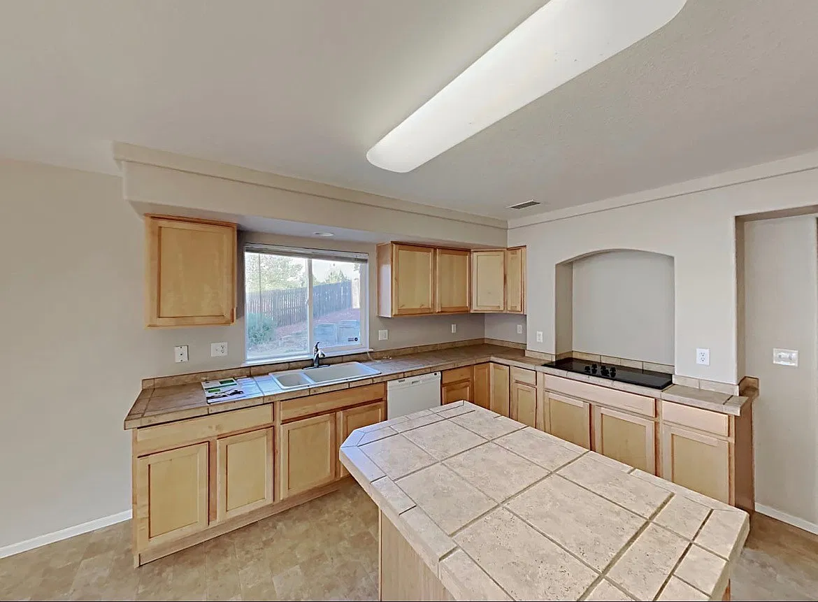 4 bed, 2.5 bath, 1858 sqft, $2,590 — Photo 4