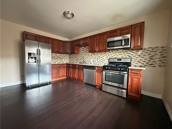 3rd image of 1325 E 7th St APT 9