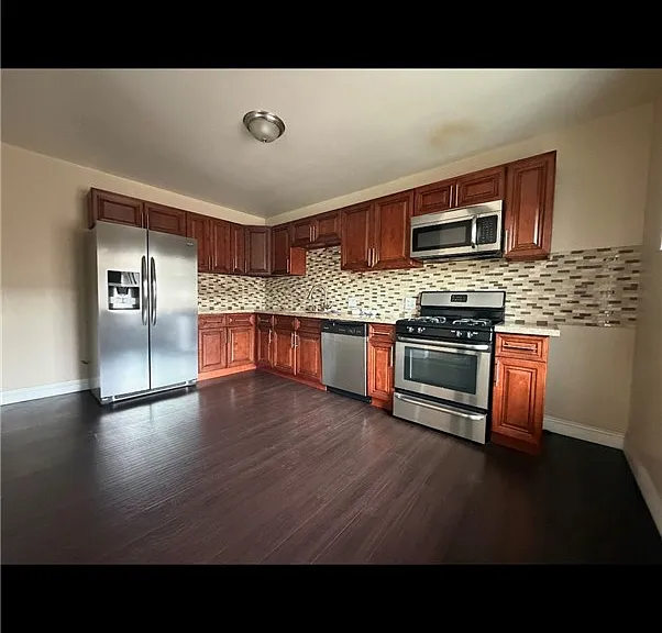 1325 E 7th St #9 — Photo 3