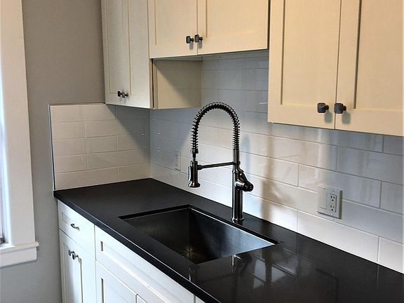 2nd image of 1019 Ashbury St