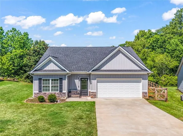 372 Highland Pointe Dr, Alto, GA 30510