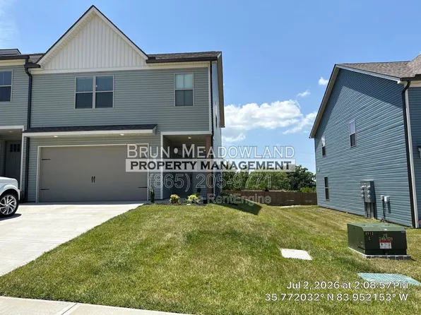 1725 Bennett Village Dr, Maryville, TN 37804