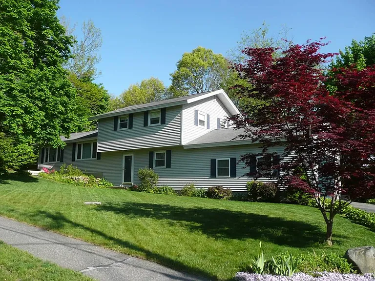 1 Cayuga Dr — Photo 1