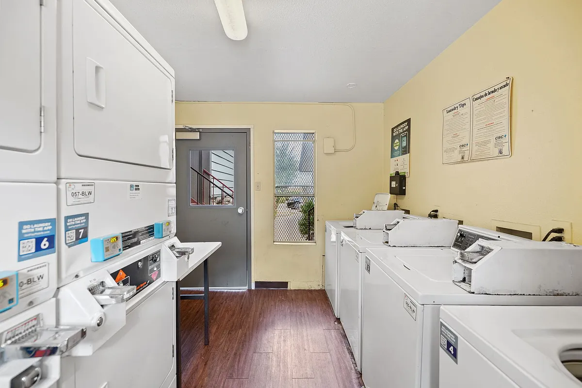 Building Photo - Awesome open Studio Apartments Close to Downtown