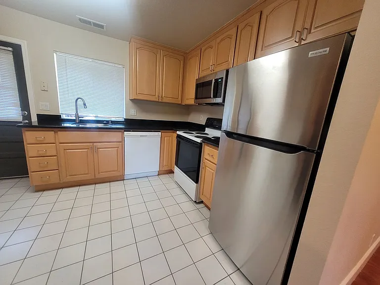 1908 Hackett Ave — Photo 3