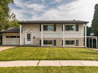 820 Woodside Dr, Iowa City, IA 52246