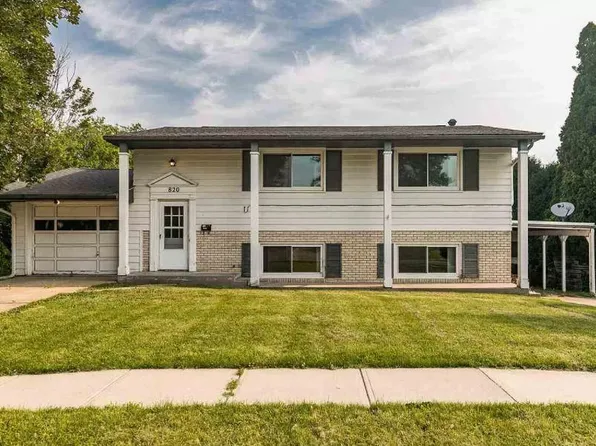 820 Woodside Dr, Iowa City, IA 52246