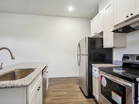 2nd image of 13880 Hayne Blvd #1