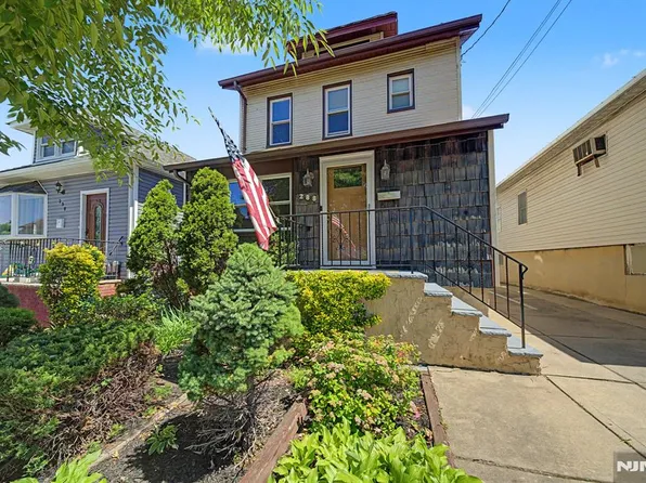 288 Maple St, Secaucus, NJ 07094