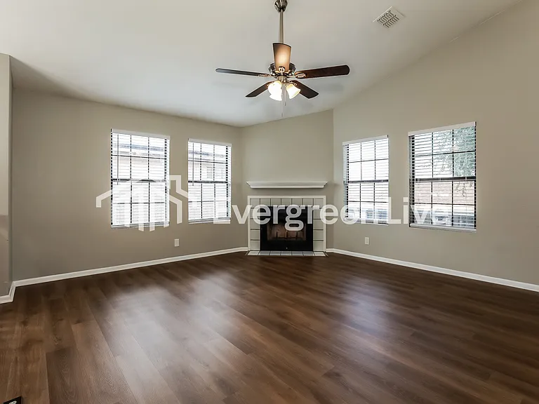 921 S Val Vista Dr — Photo 2