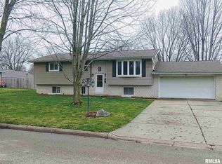 482 Idlewhile Dr, Farmington, IL 61531