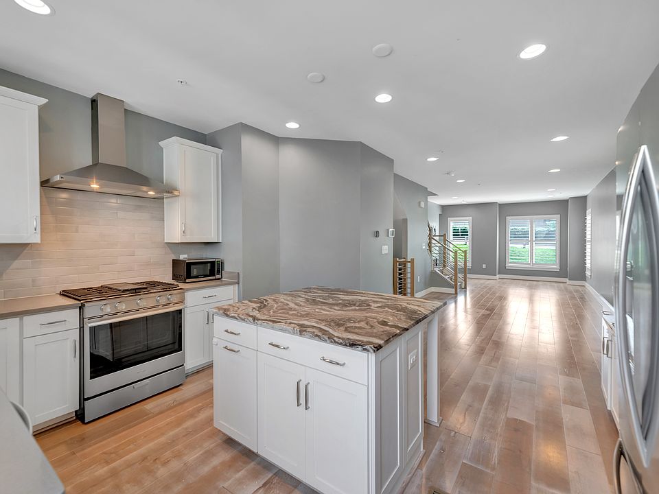 1st image of 846 Thompson Cres