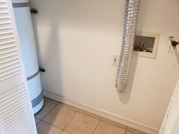 5th image of 15965 Victory Blvd APT 3