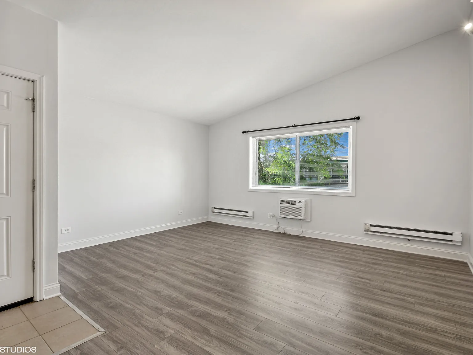 1 bed, 700 sqft, $1,400 — Photo 4