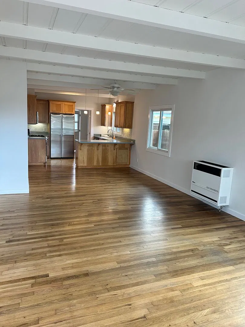 Updated 2 bedroom 1 bath home-One block to beach — Photo 2