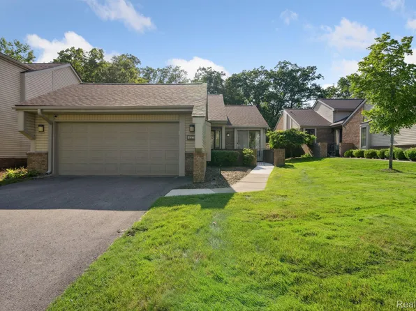 29161 W Chanticleer Dr, Southfield, MI 48034