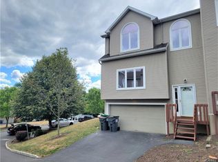 1 Boulder Ct, Highland Mills, NY 10930