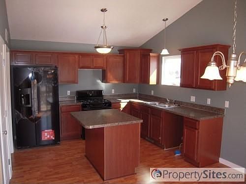 2nd image of 860 Sunrise Ln NW