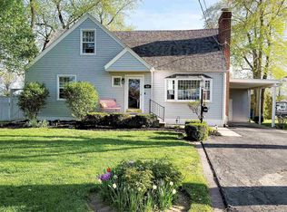 432 East Dr, Flora, IL 62839