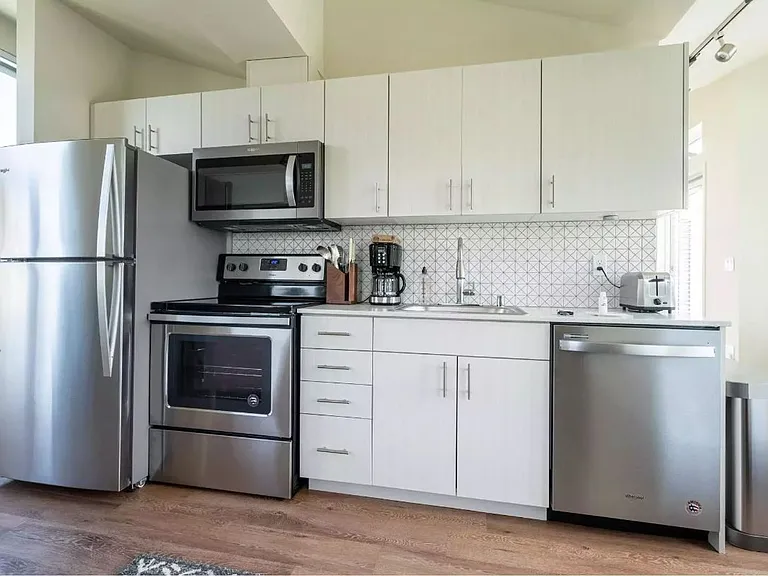 Plaza Apartments — Photo 200