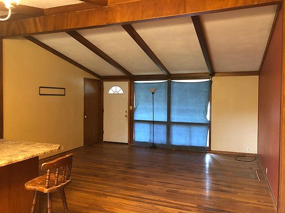 3rd image of 303 Hillcrest Dr