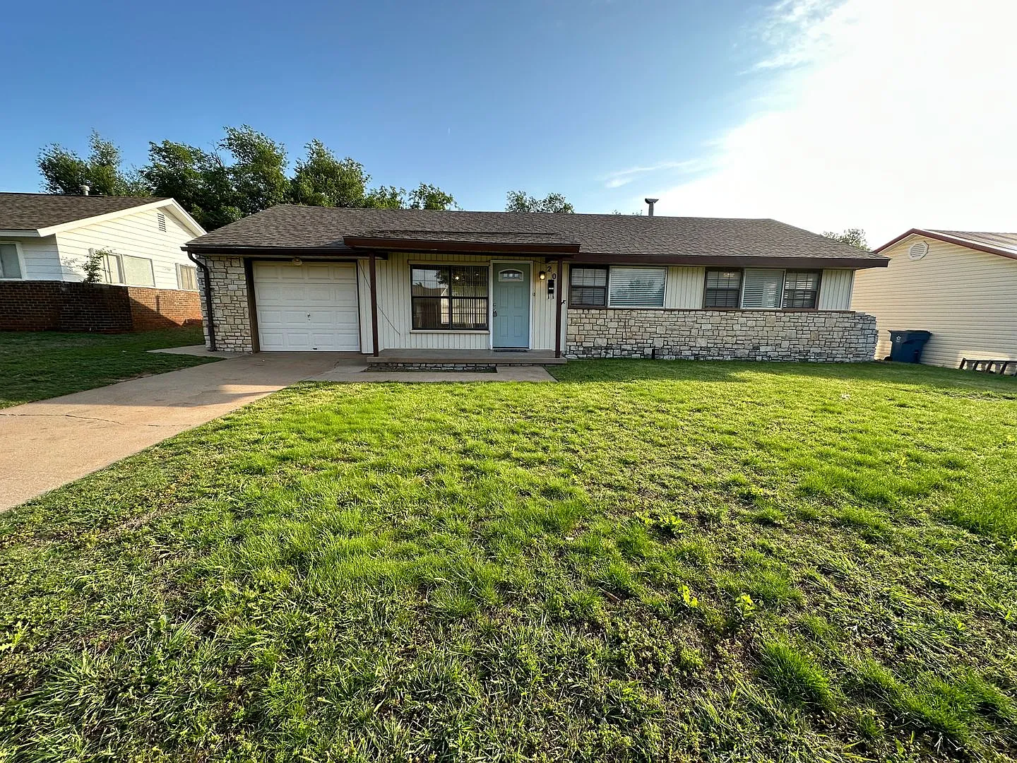 3 Bedroom 1 Bath 1 Car Garage House — Photo 1