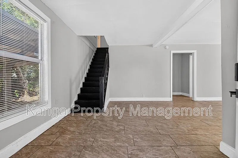 5 bed, 2.0 bath, 2196 sqft, $3,150 — Photo 4