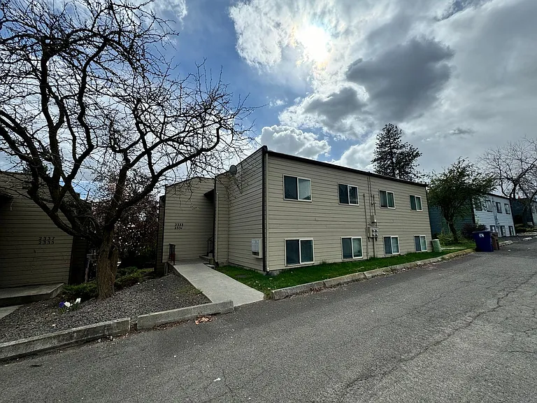Stunning 2 Bed, 1 Bath w/ Laundry & AC in Lincoln Heights! — Photo 16