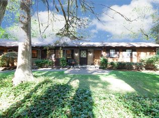 1 Kettle Ln, Dix Hills, NY 11746