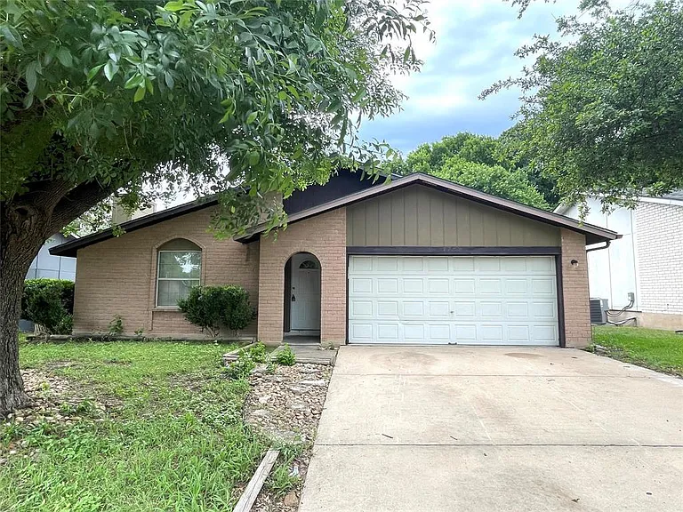 1729 Cricket Hollow Dr — Photo 1