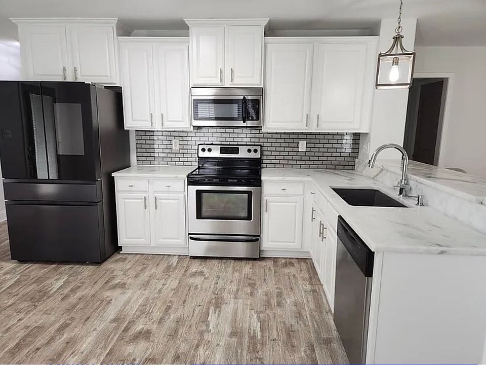 1st image of 131 Brookslanding Dr