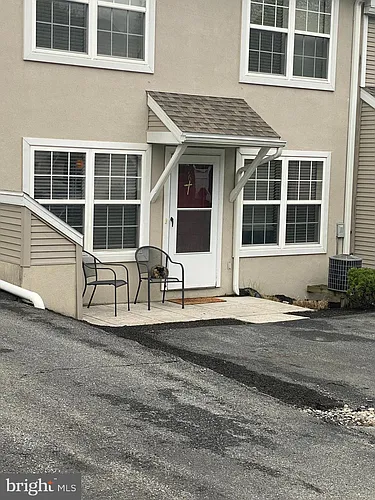 76 Courtyard Dr Photo 1