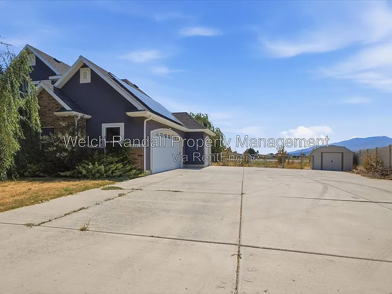 2106 E Sunnyvale Dr — Photo 2